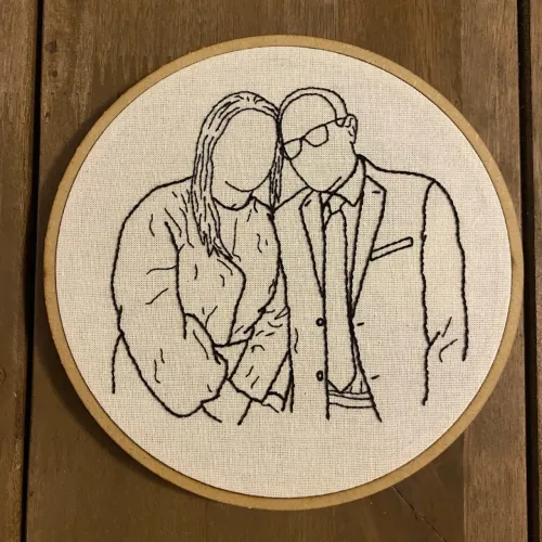 Bordado Minimalista de Casal em Bastidor - 18cm