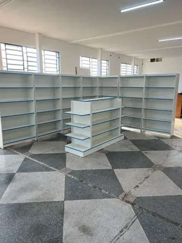 PRATELEIRAS + GÔNDOLA COM FITA COLORIDA MDF