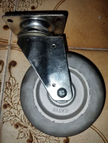 Vendo rodanas com rolamentos 80 reais cada 5 polegadas.