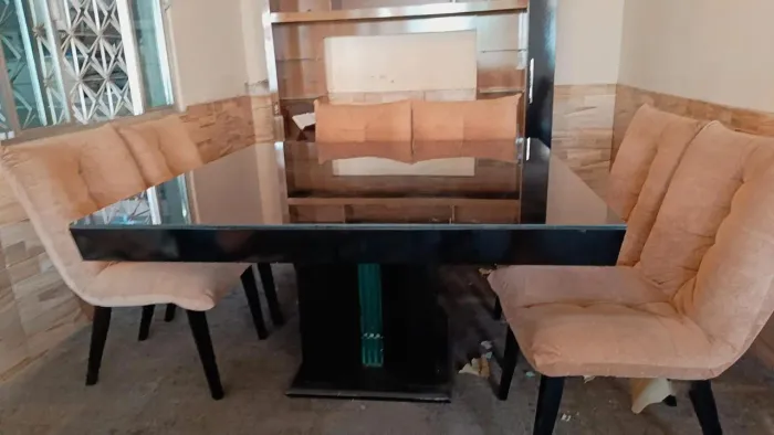 Mesa de jantar com design moderno  *SOMENTE RETIRADA