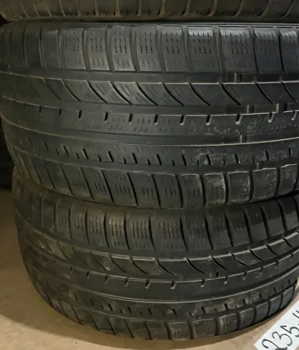 Par de pneus 17 Passat 235/45 R17 semi novos