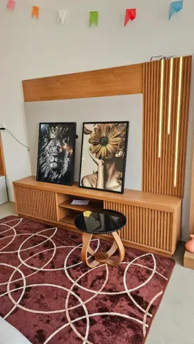 Estante Home Valência 2 Portas Ripadas Para Tv até 75 Polegadas Com Led Cacata - Bordinhon