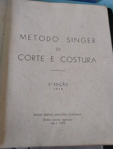 Livro método Singer de corte costura terceira edição década de 40