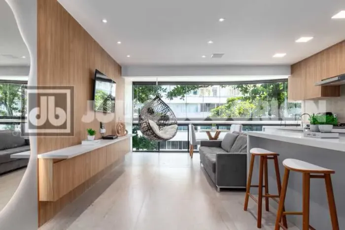 Apartamento na quadra da praia 2 quartos(2 suítes) à venda em Ipanema, reformadíssimo, lav