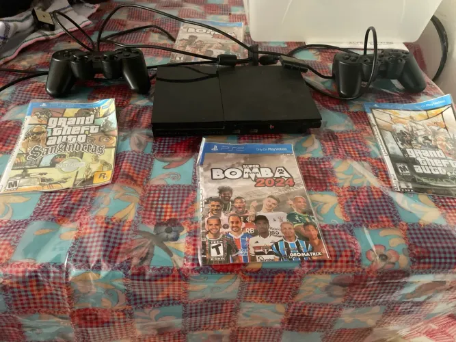 Vendo ps2 desbloqueado com duas menet e 4 jogos sem nenhuma marca de uso