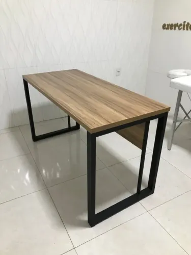 Mesa de Escritório Industrial com Tampo de Madeira