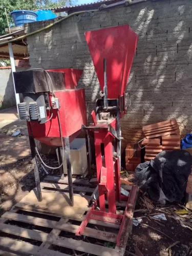 Vendo máquina de Tijolo Ecológico ..com Triturador