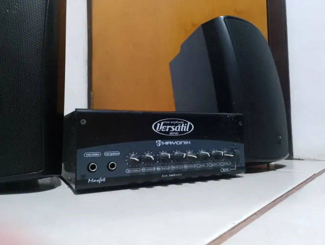 Amplificador Hayinik com caixas de som 