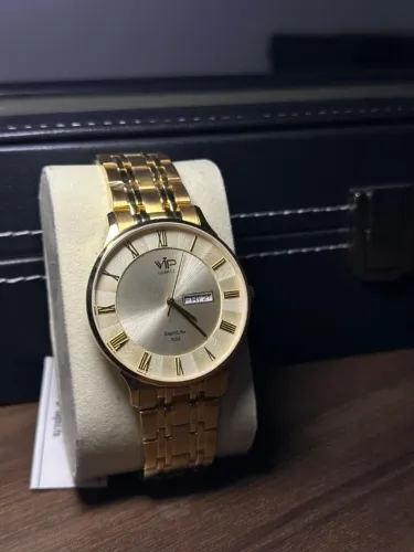 RELOGIO VIP SAPHILITE QUARTZ MH 6325 DOURADO 18K MOSTRADOR NUMERO ROMANO FUNDO DOURADO