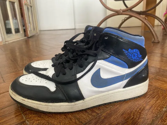 Jordan 1 mid branco/preto/azul