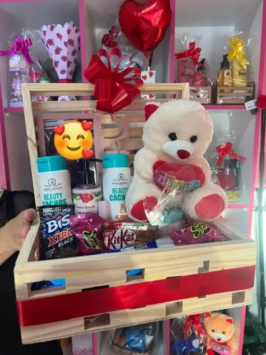 Cesta de Beleza com Produtos para Cabelo e Doces