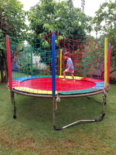 Cama elástica infantil com rede de proteção