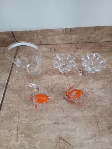 Vendo par de cisnes em vidro tipo murano enfeite com três cestinhas em vidro também. Leiaa