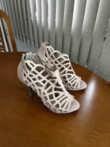 Sandálias Femininas Vazadas - Elegância e Conforto