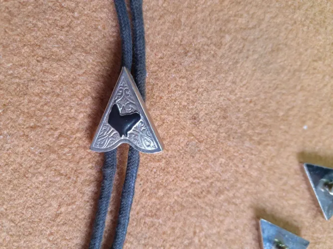 Pontas de camisa e gravata texana