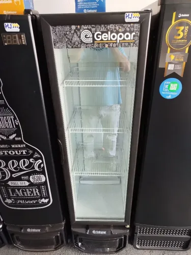 R1 Expositor de bebidas 230lts porta de vidro Gelopar