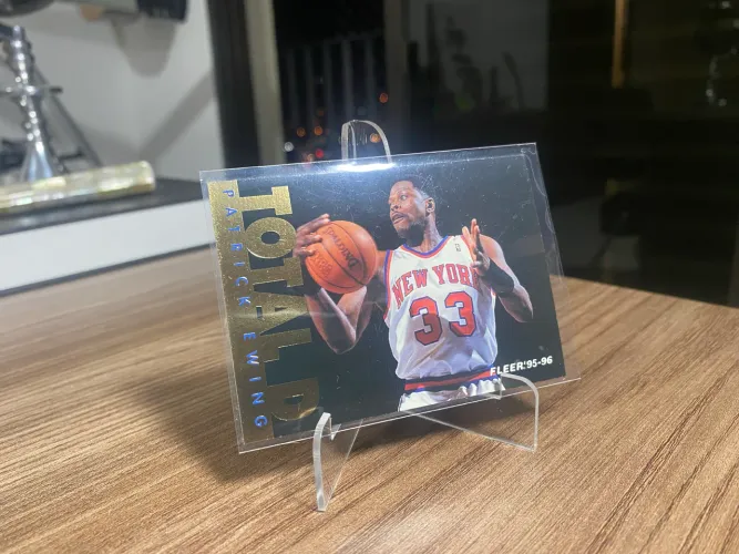 Patrick Ewing - Card número 199 da coleção Fleer NBA 95-96 - Em ótimo estado!