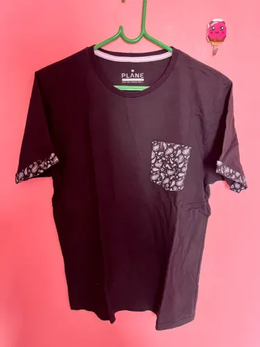 Camiseta Preta Plane com Bolso TAM M