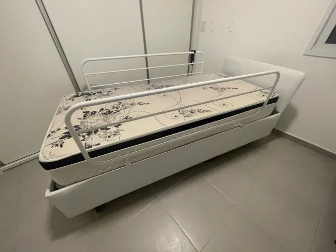 Cama Hospitalar reclinável costa e pernas com remoto