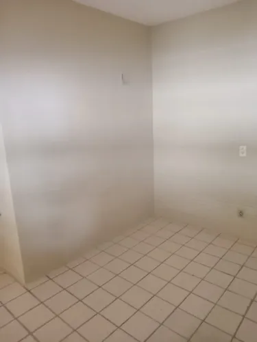 Quitinete de quarto, sala e banheiro próx. viaduto da Av. José Bastos