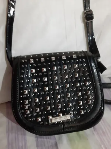 Bolsa de ombro preta com detalhes em prata