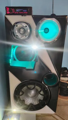 Caixa de Som quadrowey Personalizada com LEDs e Potência