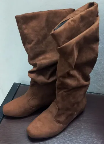 Botas marrom de cano alto nova