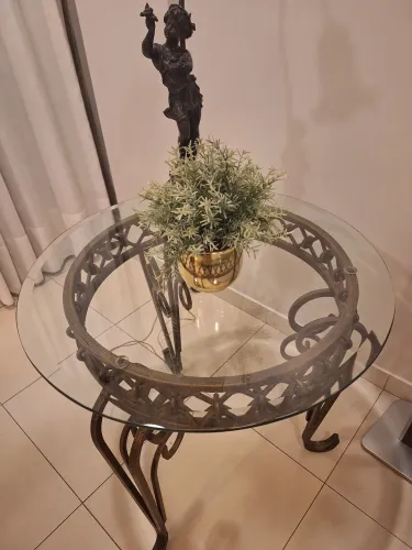 Mesa de Canto com Detalhes em Ferro Dourado
