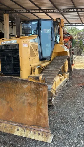 Trator de Esteira Caterpillar D6N XL ano 2010 com 14.500 horas e ripper traseiro, em SP