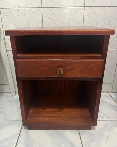 Mesa de Cabeceira em Madeira Maciça