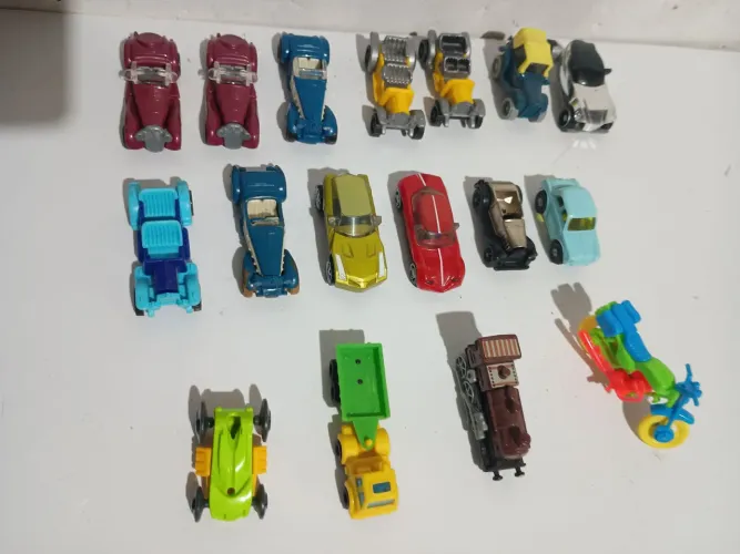 KINDER OVO - 17 Miniaturas de veículos antigos