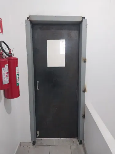 Portas de aço, com vidro blindado.