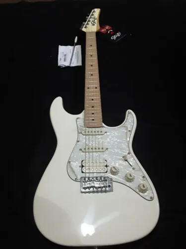 Guitarra Seizi Vision Strato Ivory HSS Zerada, com plásticos de proteção Sem uso !! 