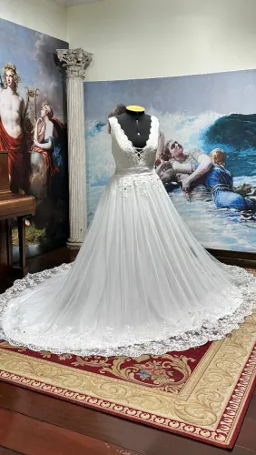Vestido de noiva com detalhes em renda