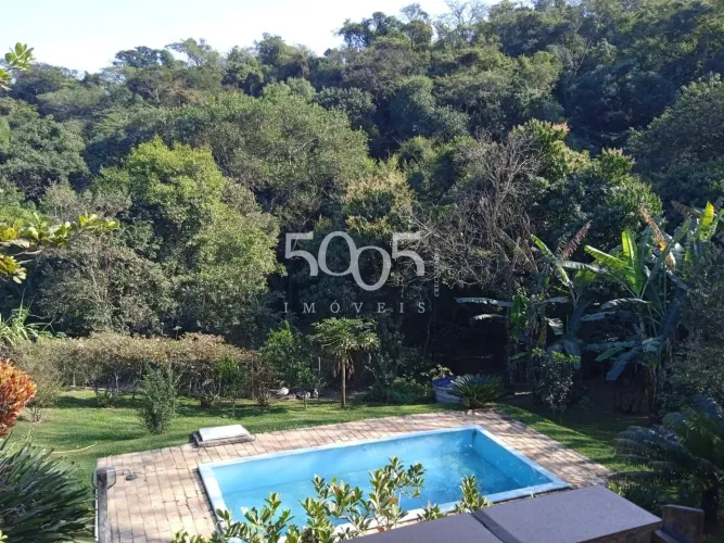 Chácara completa em condomínio fechado com 2.520m² de terreno