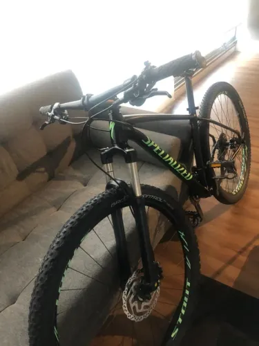 Bicicleta MTB SPECIALIZED ROCKHOPPER ARO29 PRETO E VERDE