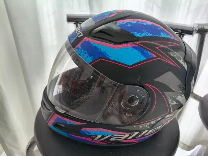 CAPACETE DE MOTOCICLISTA EM EXCELENTE ESTADO
