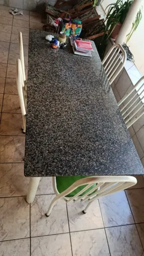 Mesa com pedra em granito