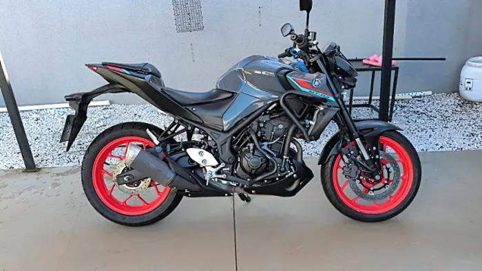 Yamaha MT03, 2022, com transmissão em correia dentada