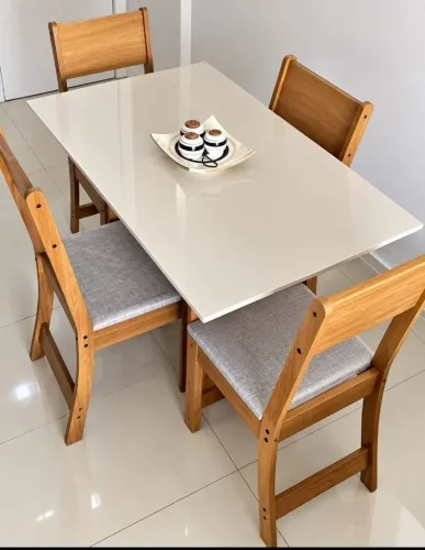 Conjunto de mesa com 4 cadeiras