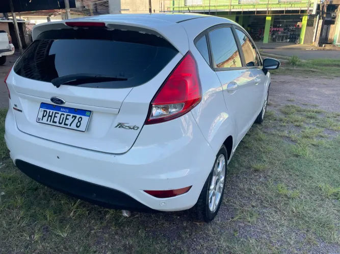 Ford Fiesta 1.6 16V Flex Aut. 5P 2016
