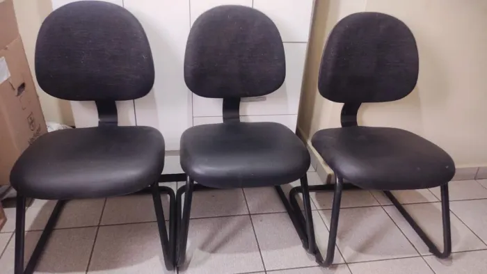 Vendo Cadeira Secretária - Semi Nova ... Jogo com 3 cadeiras... Boa condições de Uso