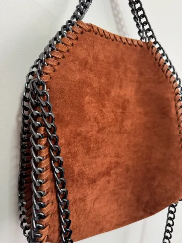 Bolsa lateral em camurça com correntes