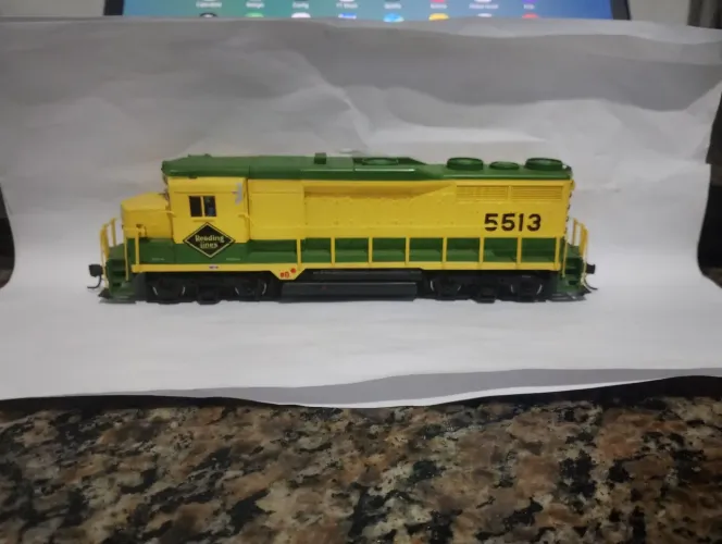 Bachmann 41-0822-10 HO Reading GP-30 Diesel Locomotive #5513