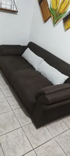 Sofá  4 lugares novinho, com estrutura reforçada 