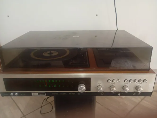 Aparelho de som antigo toca disco