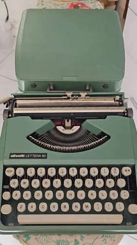 Máquina de escrever Olivetti Lettera 82