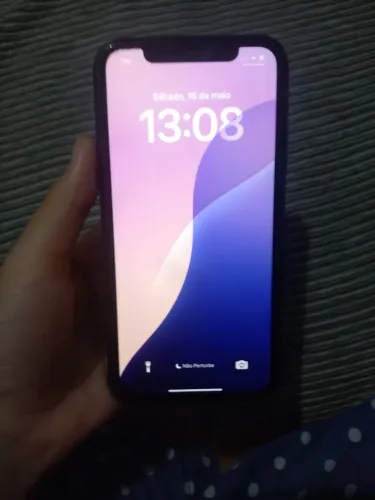 iphone 11 64GB, na cor preta, seminovo, um leve trincado na tela, mais isso não atrapalha.