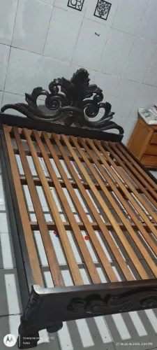 Cama de madeira maciça 