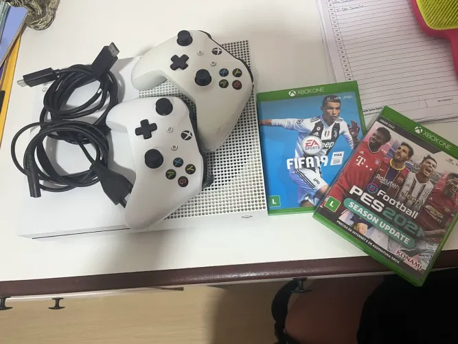 Xbox One S 1TB Branco com dois controles e dois jogos CD